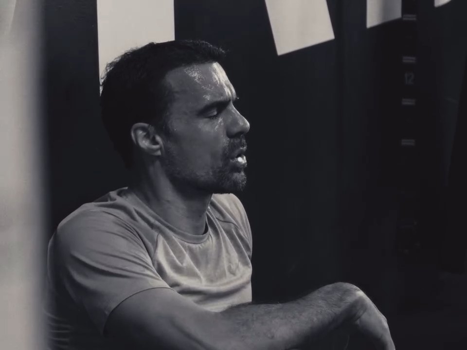 Frame do filme Hybrid, da NOCCI: atleta suado em preto e branco